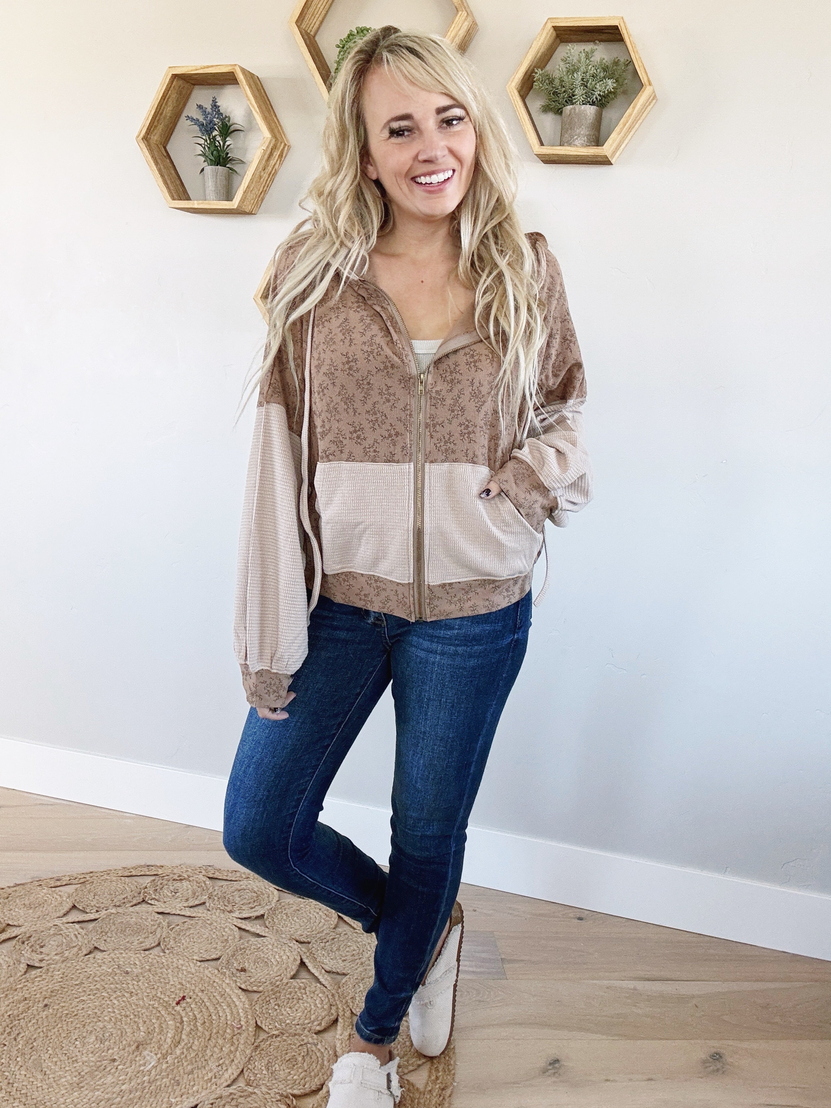 ルームウェア・パジャマ ALLISON BROWN FLOWER GARDEN ZIPUP HOODIE Sweet Escape Zip Up Hoodie - Gravel | ALO