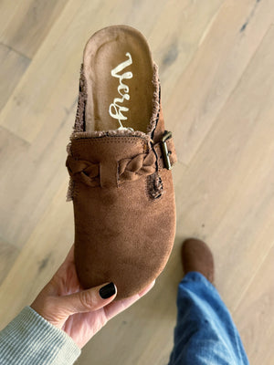 Very G Iris Shoes in Tan