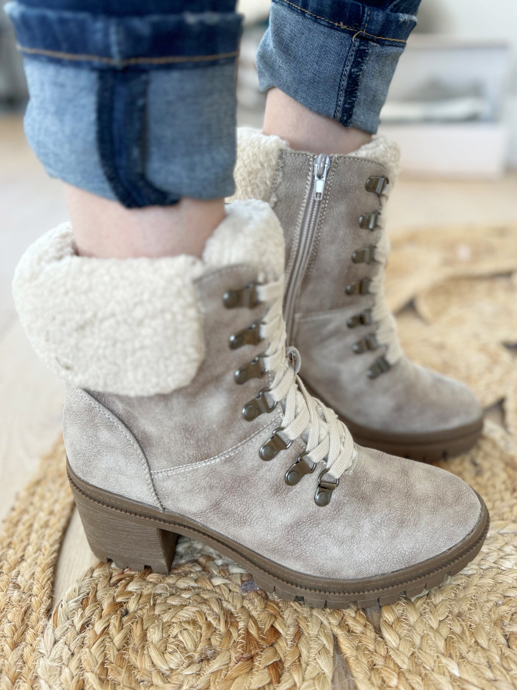 Very G Alpine Sherpa Lined Boots in Cream
