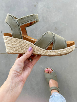 Very G Brista Sandals in Khaki