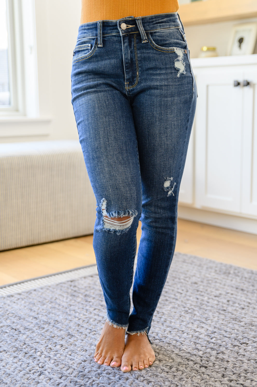 https://www.ivorygem.com/cdn/shop/products/AnnaliseSlantedRawHemSkinnyJeans2_2400x.jpg?v=1665702816