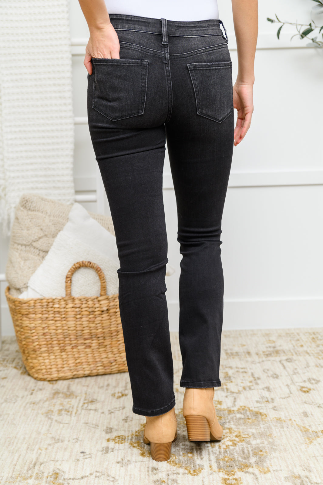 Zenana Mid Rise Straight Leg Jeans In Washed Black – Ivory Gem