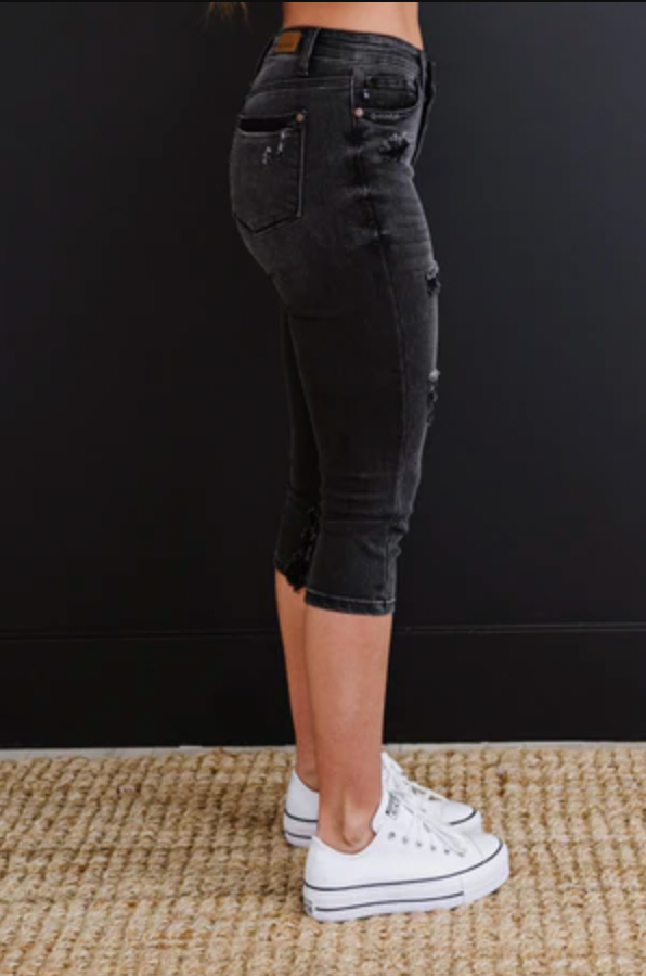 White 2025 distressed capris